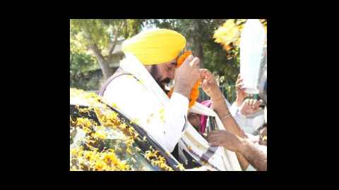 On-His-Way-To-Moga-Cm-Bhagwant-Mann-Was-Showered-With-Love-And-Flowers-By-The-People
