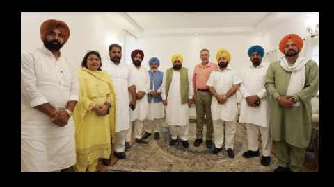 Cm-Mann-Holds-Meetings-To-Discuss-Election-Campaign-Strategies-With-The-Aap-Candidates-And-Mlas-Of-Patiala-And-Faridkot
