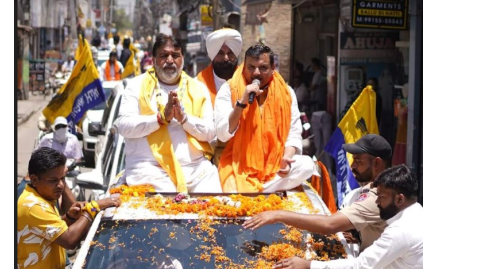 Rajya-Sabha-Mp-Sanjay-Singh-Organized-A-Road-Show-In-Support-Of-Ashok-Parashar-Pappi-Urging-People-To-Vote-On-June-1-