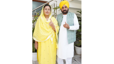 Chief-Minister-Bhagwant-Mann-Along-With-His-Family-Stood-In-Queue-In-Mangwal-sangrur-And-Cast-His-Vote
