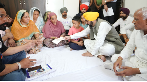 -Cm-Hands-Over-Cheque-Worth-Rs-1-Crore-As-Financial-Assistance-To-Family-Of-Martyr-Naik-Surinder-Singh
