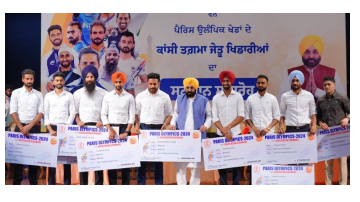 Cm-Felicitates-Members-Of-Indian-Hockey-Squad-From-Punjab-With-Cash-Prize