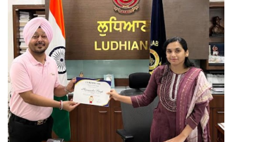 Deputy-Commissioner-Sakshi-Sawhney-Confers-Awards-To-Supdt-Yashpal-Sharma-And-Harminder-Singh