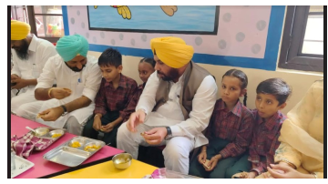 -Cabinet-Minister-Harbhajan-Singh-Had-Mid-day-meal-With-School-Students