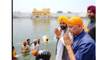 Manish-Sisodia-Along-With-His-Family-Pays-Obeisance-At-Sri-Darbar-Sahib-And-Durgiana-Temple