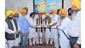 Governor-And-Cm-Pays-Obeisance-At-Sri-Harmandir-Sahib-And-Sri-Durgiana-Mandir-Pray-For-Progress-And-Prosperity-Of-State-