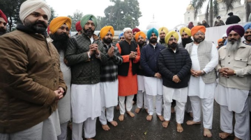 Aap-Punjab-Leaders-Pay-Obeisance-At-Gurdwara-Sri-Fatehgarh-Sahib-On-Martyrdom-Day-Of-Chhote-Sahibzade