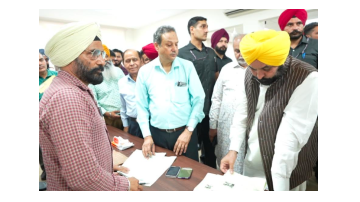 -cm-Conducts-Surprise-Check-At-Sub-Registrar-Office-In-Mohali-