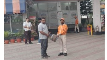 Free-Trade-Lpg-Cylinders-Now-Available-At-Selected-Petrol-Pumps-For-Migrant-Labourers