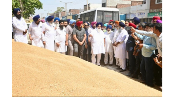 Sukhbir-Badal-Visits-Khanna-Grain-Market-Interacts-With-Farmers