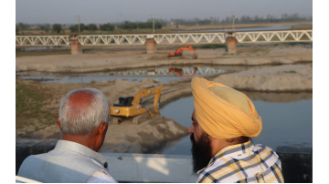 -cabinet-Minister-Barinder-Kumar-Goyal-Reviews-Flood-Protection-Works-Along-Sutlej-In-Gidderpindi-Mandala-Channa-