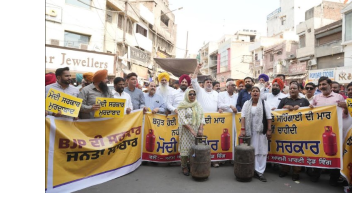 Aap-s-Trade-Wing-Protests-Against-Gas-Cylinder-Price-Hike-At-Clock-Tower