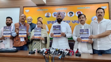 Kewal-Singh-Dhillon-Flags-Off-Panch-Teerth-Yatra-Associated-With-Dr-Ambedkar-s-Life