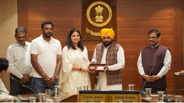 -cm-Bhagwant-Singh-Mann-Felicitates-Upsc-2025-Achievers-