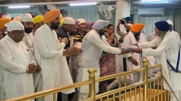 Dhillon-Pays-Obeisance-At-Takht-Sri-Damdama-Sahib-