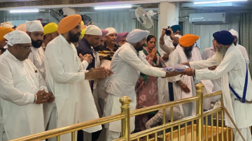 Dhillon-Pays-Obeisance-At-Takht-Sri-Damdama-Sahib-