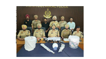 -punjabnews-crossbordersmuggling-heroinsmuggling-akrifles-drugsmuggling-punjabpolice-antidrugoperation-heroinseized-armsseized-guavaorchard-bordersmuggling-drugbust-narcotics-drugtrafficking-smugglersarrested
