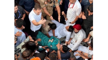 -congressprotest-rahulgandhi-priyankagandhi-votechori-electioncommission